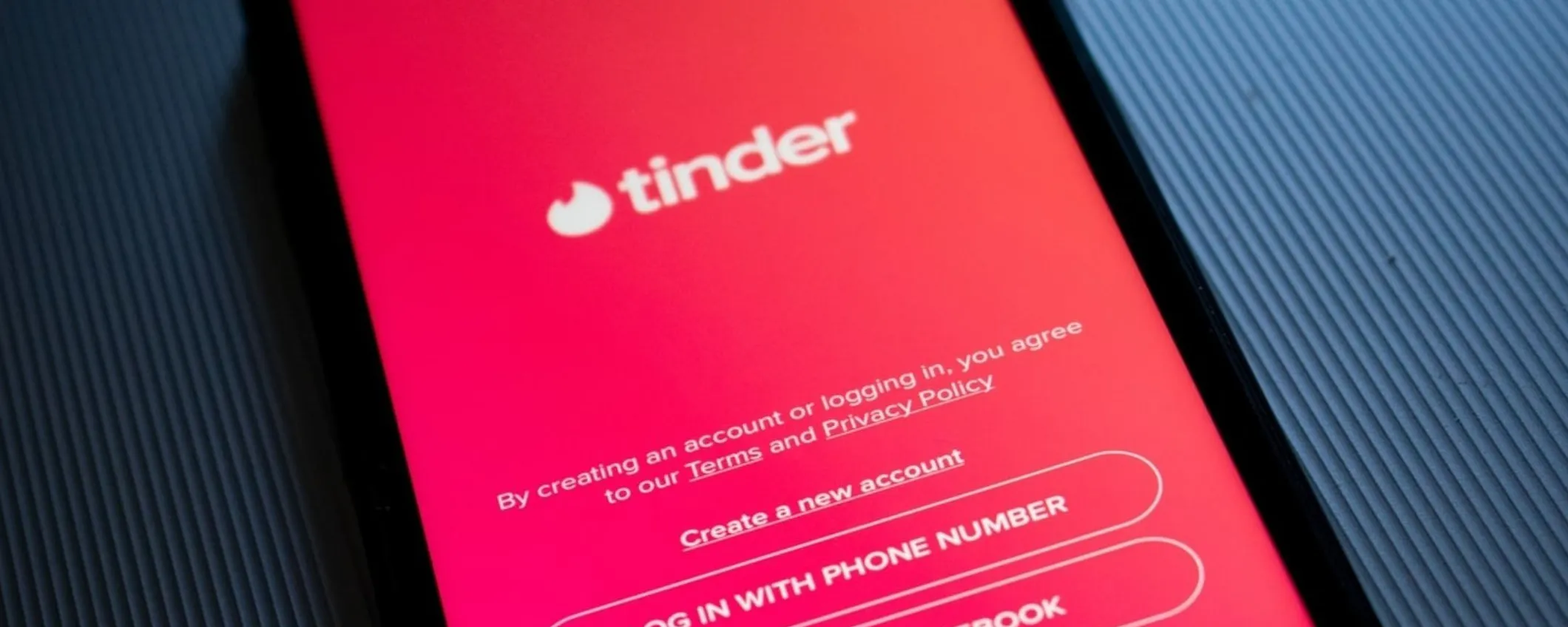 Tinder: arrivano gli appuntamenti al buio