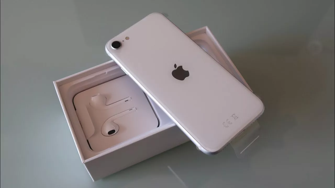 Apple se 2020 64gb. Iphone se 2020 White. Айфон се 2020 белый. Айфон се 2020 белый 64. Iphone se 2020 White комплектация тонкая коробка.