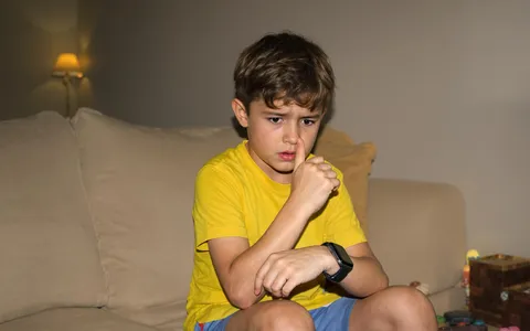 Bambino di 4 anni chiama 70 volte l'emergenza con lo smartwatch