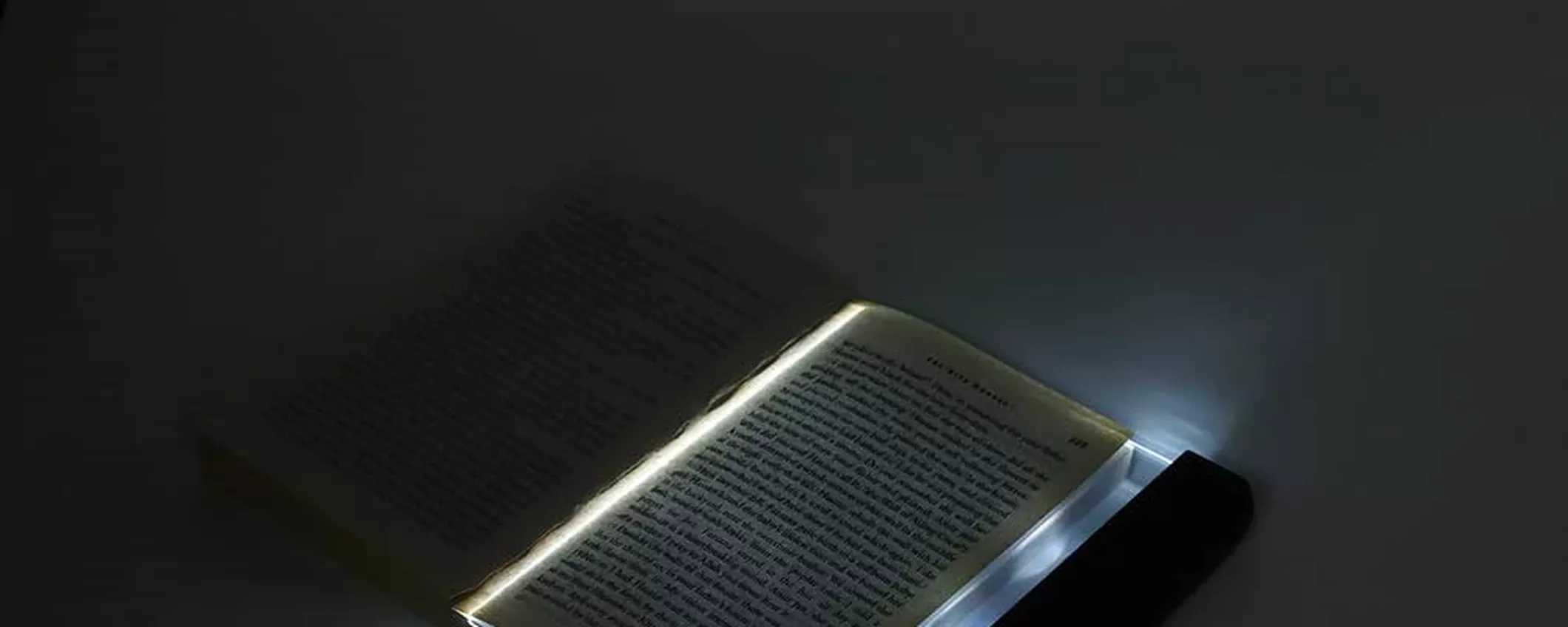 Luce notturna a LED a forma di libro: GENIALATA per la lettura al buio a soli 7€