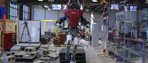 Guarda il robot Atlas muoversi in spazi stretti