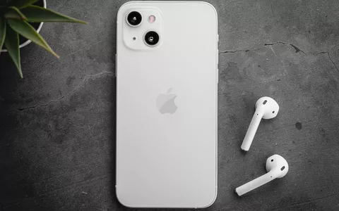 iPhone 13, SCONTO di 200€: l'offerta ESPLOSIVA per il melafonino è su Amazon