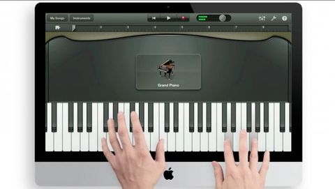 iPad mini suona il piano con un iMac touch