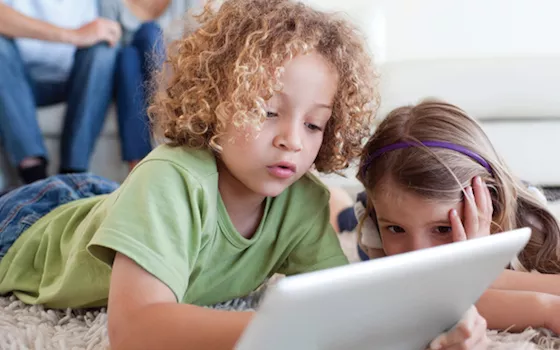 iPad e bambini: genitori multati se i figli giocano troppo coi gadget elettronici