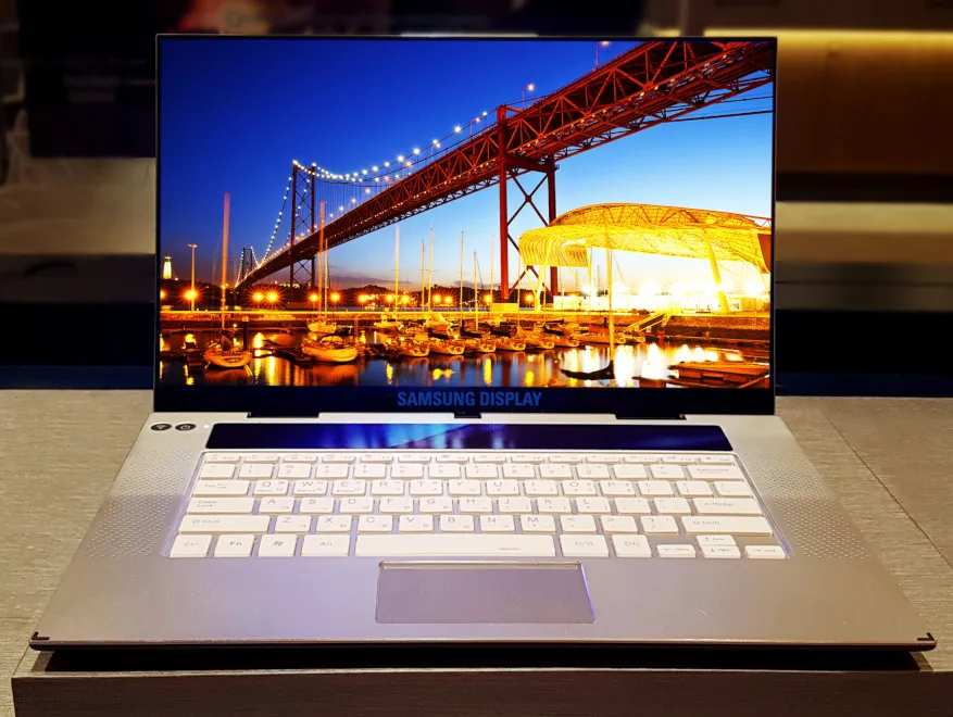 Samsung, pannello OLED UHD da 15,6 pollici per notebook