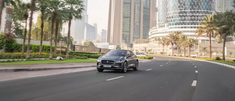 Jaguar I-PACE guida da sola per le strade di Dubai