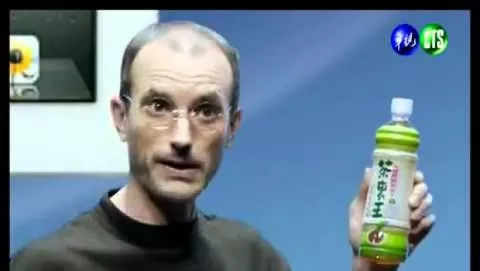 Il finto Steve Jobs che vende il the a Taiwan