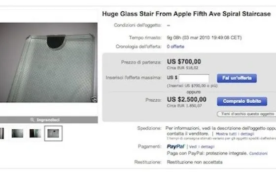 Su eBay un gradino della scala dell'Apple Store di New York