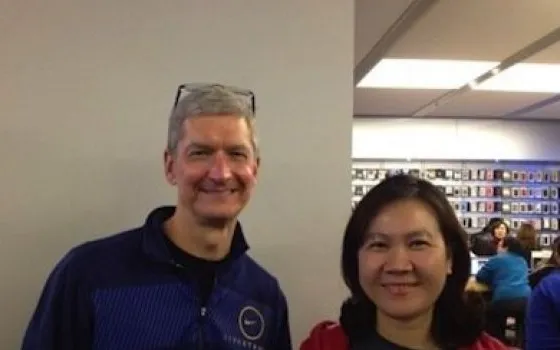 Tim Cook in visita all'Apple Store di Pechino