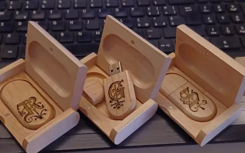 Chiavetta USB 2.0 in legno d'acero: gadget ORIGINALE e stiloso a soli 7€ su Amazon