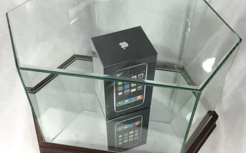 Un iPhone originale ancora sigillato vale 20.000$