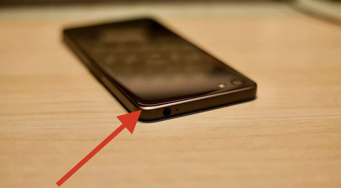 iPhone 15, angoli arrotondati e scocca in Titanio anti-ditate
