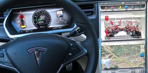La dashboard dell'auto elettrica Tesla Model S