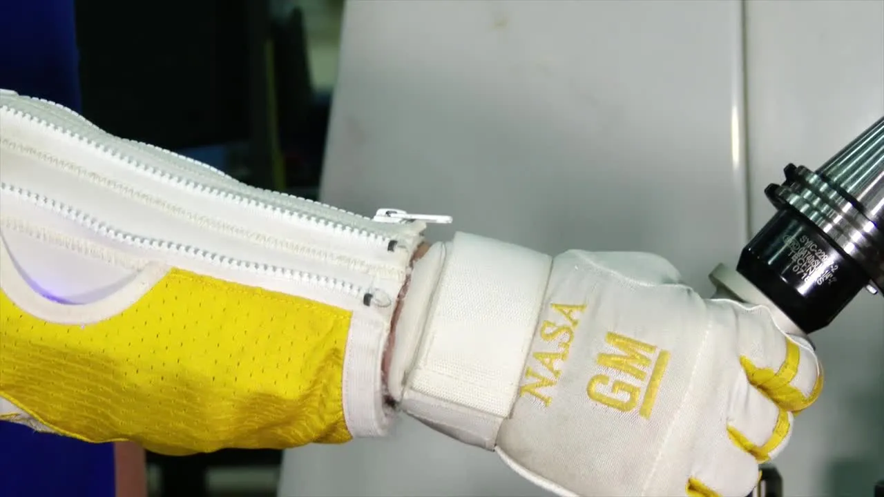 General Motors e NASA: il guanto robotico RoboGlove