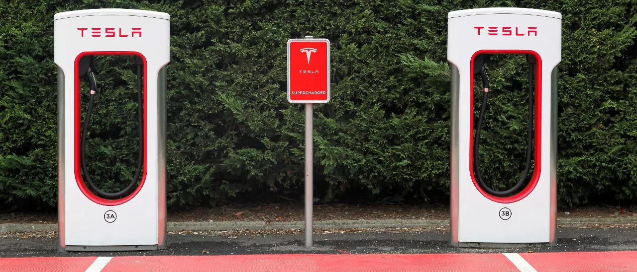 Tesla vuole i Supercharger solo ad energia solare