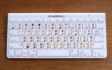 Emoji Keyboard, la tastiera fisica per chattare (solo) con Emoticon