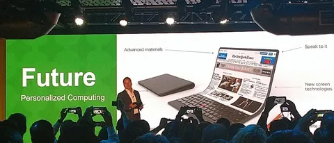 Lenovo mostra un notebook con schermo pieghevole