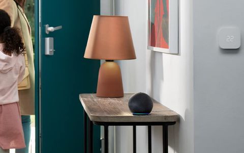 Amazon l'ha rifatto: Nuovo Echo Dot e 2 lampadine Philips Hue White a meno di 40€
