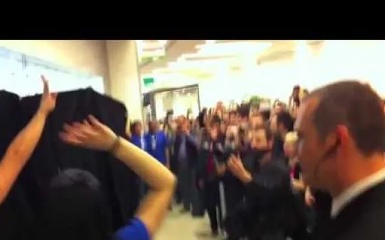 iPad 2: il video dell'apertura del telo a Roma Est (Aggiornato con il lancio a Belfast in UK)