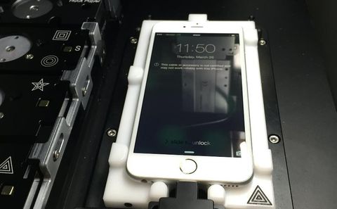 La macchina che Apple usa per calibrare e riparare lo schermo di iPhone