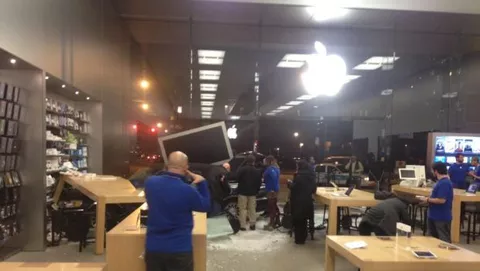 Un'automobile finisce nella vetrata dell'Apple Store di Chicago