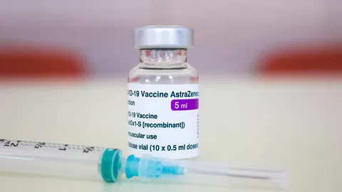 Covid-19, sospese le vaccinazioni con AstraZeneca in Italia