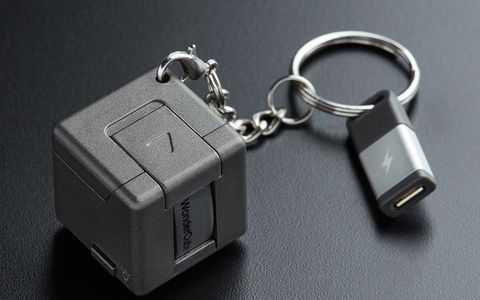 Torcia, batteria, micro USB e SD Reader: questo mini portachiavi 8 in 1 è PAZZESCO