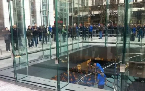iPad 2: foto del lancio all'Apple Store della Fifth Avenue a New York
