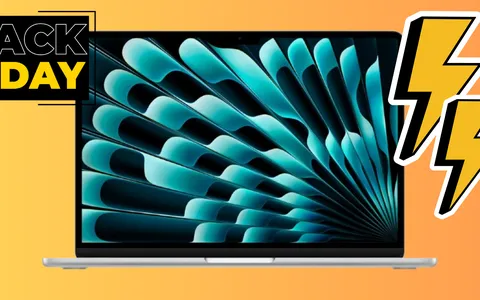 Offertona di fine Black Friday: Apple MacBook Air 2022 con chip M2 in sottocosto