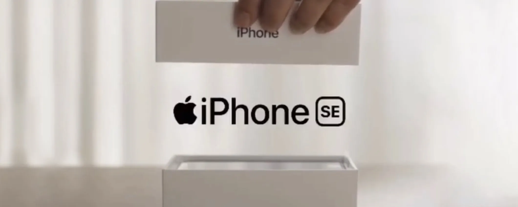 iPhone SE: il video dell'unboxing Apple è 