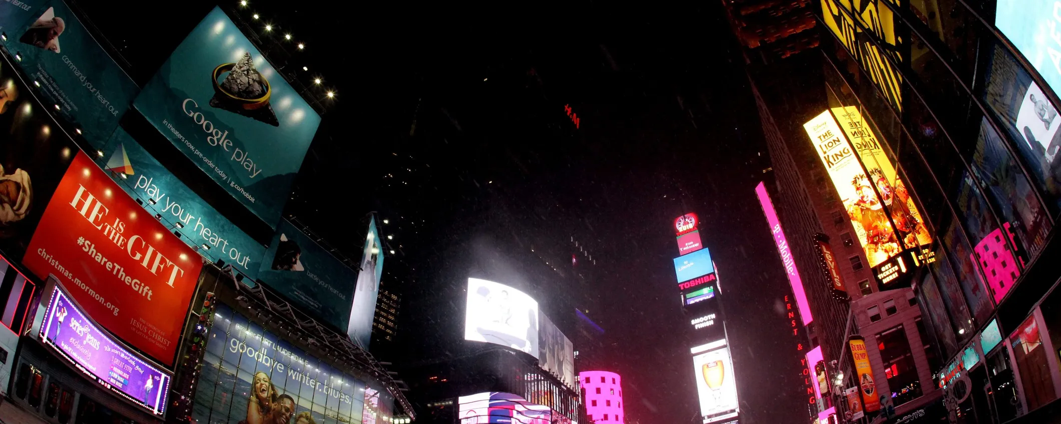 Tempesta di neve a New York, Apple Store sulla 5th Avenue chiuso