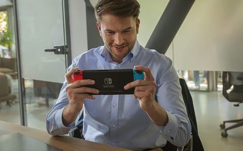 Nintendo Switch con Joy-Con Rosso Neon e Blu Neon [Ed. 2022], a -17% è un affare