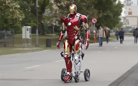 WalkON Suit F1: l'esoscheletro ispirato a Iron Man che aiuta i paraplegici a camminare