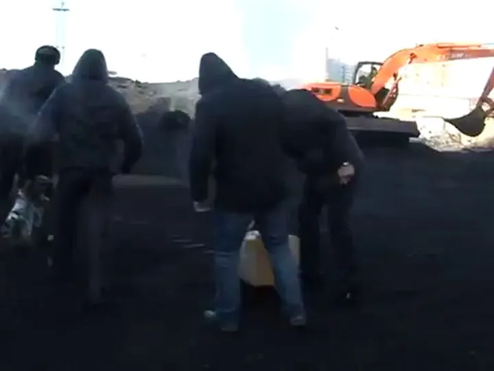 Bulldozer della polizia russa schiaccia e distrugge 127 iPhone falsi