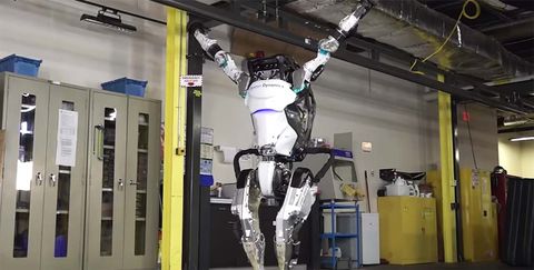 Guarda il robot bipede Atlas fare ginnastica