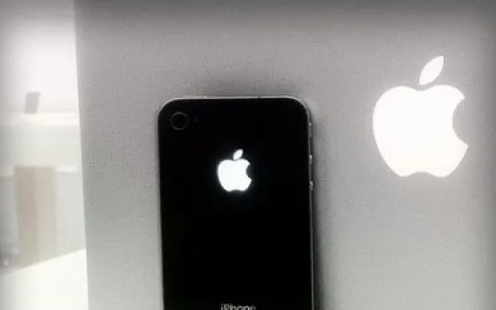 Un kit per illuminare il logo Apple di iPhone 4 e 4s