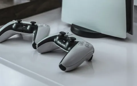 PS5, Sony mette gli utenti alle strette: se fai così ti bannano