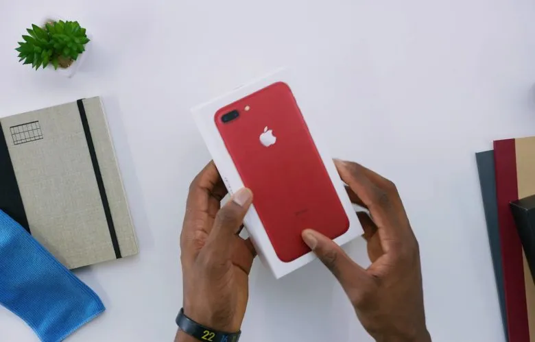iPhone 7 (PRODUCT)RED Special Edition, il video di unboxing