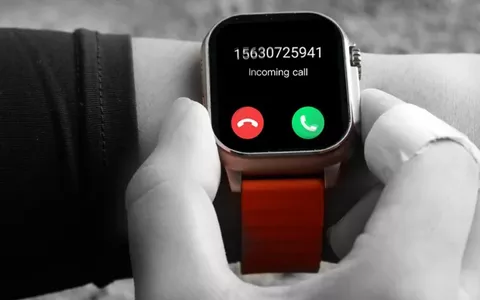 Display da 1,85'', chiamate e risposte dal polso: questo smartwatch a 31€ è  RIVOLUZIONARIO - Webnews