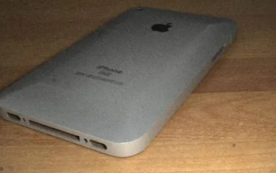 iPhone 4G: Foto di una scocca unibody in stile iPad