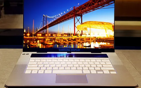 Samsung, pannello OLED UHD da 15,6 pollici per notebook