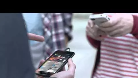 Il nuovo spot Samsung prende ancora in giro i fanboy di Apple ma non convince