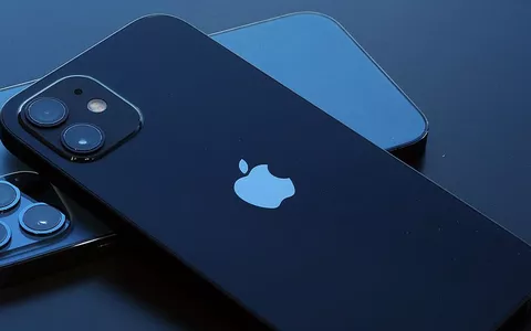 Apple iPhone 12, FOLLIA Amazon: SCONTO di 344€ (51%) ma solo per poche ore