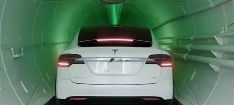 Elon Musk mostra primo viaggio nel tunnel stradale