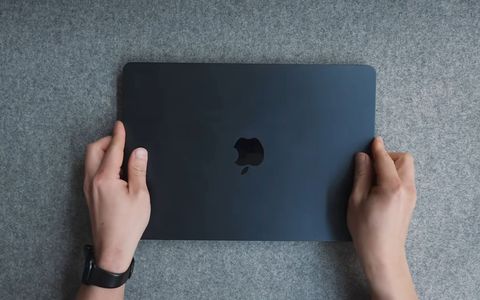 MacBook Air M2: Amazon lo sconta di 230€ per il Cyber Monday