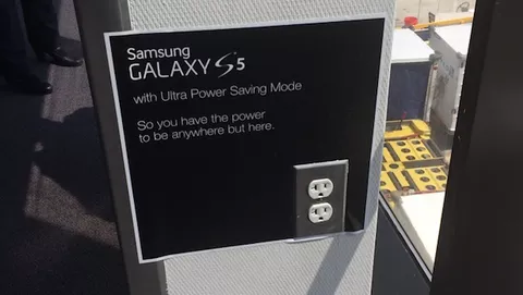 Samsung prende in giro gli utenti Apple 'Abbraccia-Muri' anche negli aeroporti