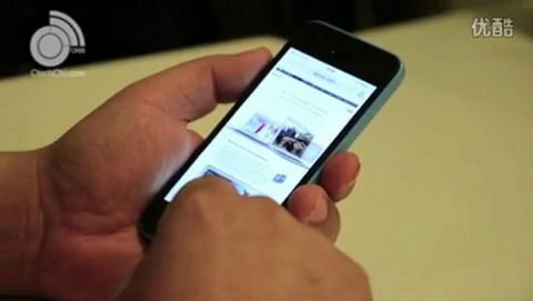 iPhone 5C blu, acceso e funzionante in un video