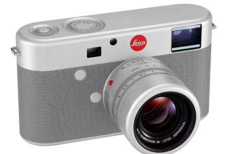 Leica M for (Red): foto della fotocamera disegnata da Jonathan Ive