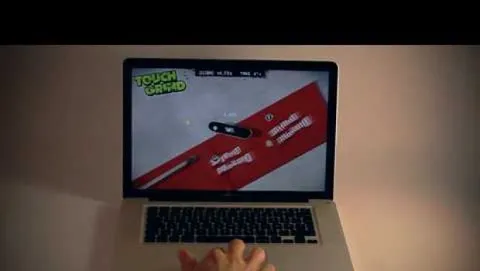 Giocare con il trackpad multi-touch del MacBook