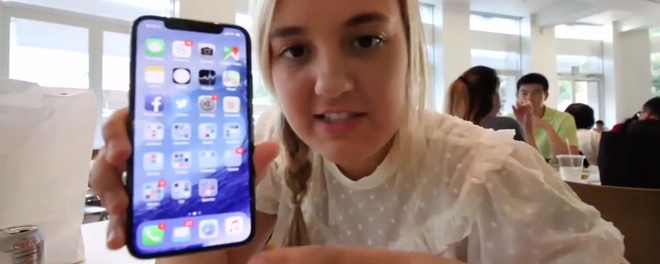 iPhone X, figlia di un ingegnere Apple svela il dispositivo in un video: licenziato il padre